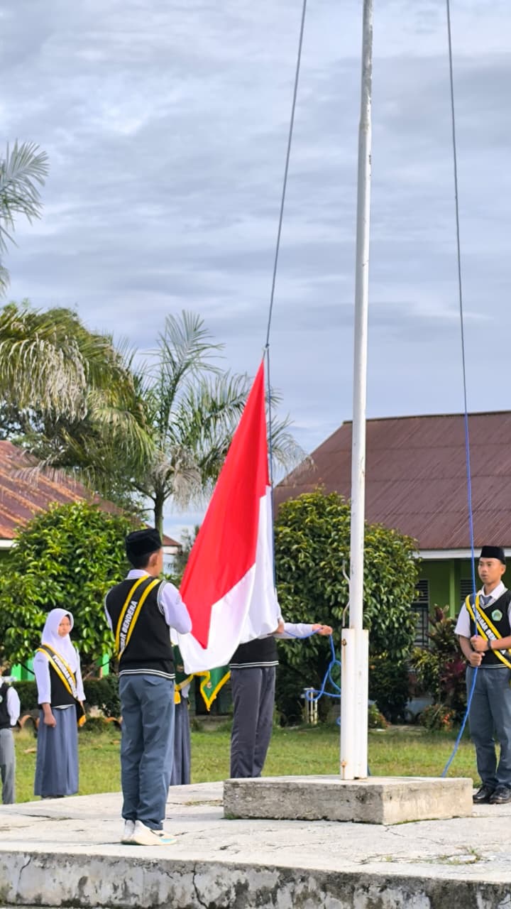 MELANJUTKAN SEMANGAT PAHLAWAN; MAN 2 POSO LAKSANAKAN UPACARA